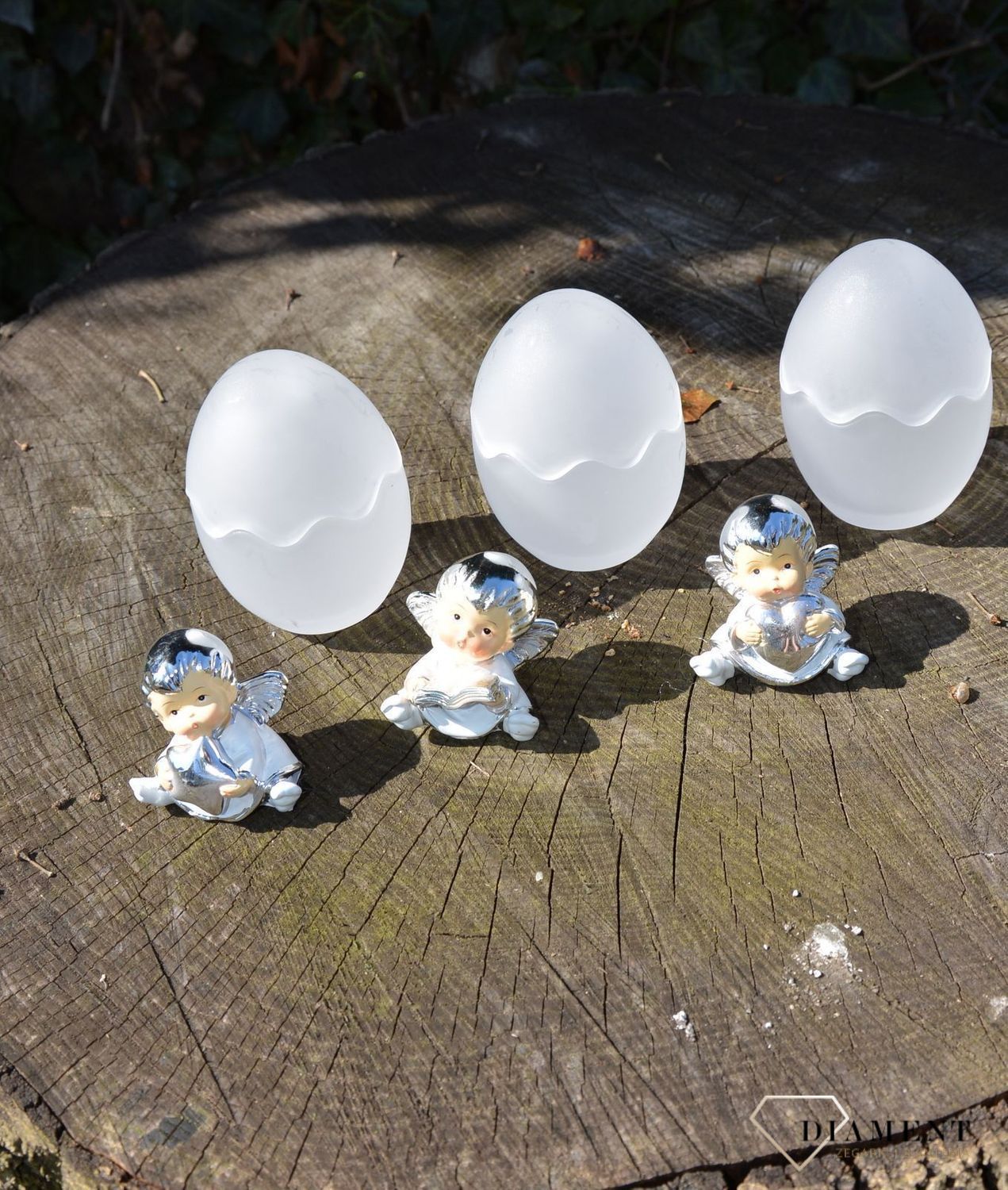 Piękna figurka aniołka trzymającego serduszko w jajku wykonanym ze szkła . Wykonana z wysokiej jakości stali oraz pokryta warstwą srebra w technologii laminowania srebrem (8).JPG